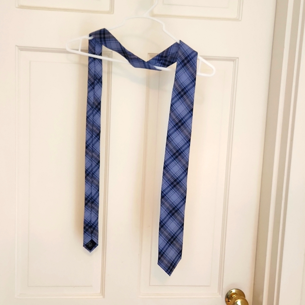 NEW.  CALVIN KLEIN MEN'S NECK TIE.  SHADES OF BLUEAND GRAY PLAID.  NWOT